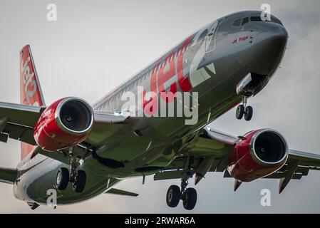 Jet2 vacances Boeing 737-8MG avion de ligne à réaction arrivant pour atterrir à l'aéroport de Manchester. Banque D'Images