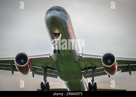 Jet2 vacances Boeing 737-8MG avion de ligne à réaction arrivant pour atterrir à l'aéroport de Manchester. Avion de ligne à réaction Masssive arrivant à Kland vu directement de belo Banque D'Images