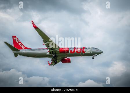 Jet2 vacances Boeing 737-8MG avion de ligne à réaction arrivant pour atterrir à l'aéroport de Manchester. Banque D'Images