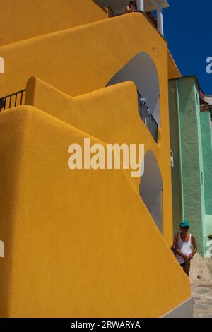 A Procida, Italie, le 01,08,23, détail d'une maison de couleur jaune dans le petit port de Marina Corricella Banque D'Images