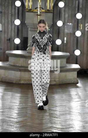 Un mannequin marche sur la piste au défilé Edward Crutchley lors du défilé de mode Spring Summer 2024 Collections Fashion Show à London Fashion week à Londres, Royaume-Uni, le 15 2023 septembre. (Photo de Jonas Gustavsson/Sipa USA) Banque D'Images