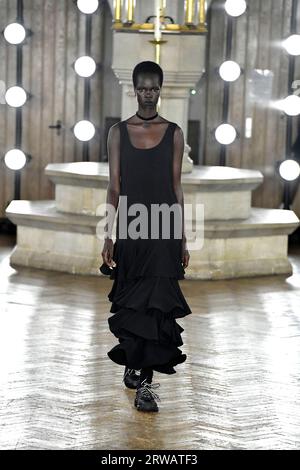 Un mannequin marche sur la piste au défilé Edward Crutchley lors du défilé de mode Spring Summer 2024 Collections Fashion Show à London Fashion week à Londres, Royaume-Uni, le 15 2023 septembre. (Photo de Jonas Gustavsson/Sipa USA) Banque D'Images