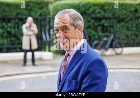 Londres, Royaume-Uni 18 sept 2023 Nigel Farage donne une interview après un discours de l'ancienne première ministre, Liz Truss. Nigel Farage a été l'ancien chef du Parti de l'indépendance du Royaume-Uni (UKIP) de 2006 à 2009 et de 2010 à 2016 et chef du Parti du Brexit (rebaptisé Reform UK) en 2021. Il a dit que les conservateurs doivent décider quoi faire après avoir perdu les prochaines élections. L'ancienne première ministre, Liz Truss, a prononcé son discours sur l'économie à l'Institut pour le gouvernement. Elle a déclaré que Rishi Sunak devrait réduire les impôts, réduire les augmentations de prestations, relever l’âge de la retraite et retarder les engagements nets zéro, son prédécesseur. Banque D'Images