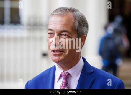 Londres, Royaume-Uni 18 sept 2023 Nigel Farage donne une interview après un discours de l'ancienne première ministre, Liz Truss. Nigel Farage a été l'ancien chef du Parti de l'indépendance du Royaume-Uni (UKIP) de 2006 à 2009 et de 2010 à 2016 et chef du Parti du Brexit (rebaptisé Reform UK) en 2021. Il a dit que les conservateurs doivent décider quoi faire après avoir perdu les prochaines élections. L'ancienne première ministre, Liz Truss, a prononcé son discours sur l'économie à l'Institut pour le gouvernement. Elle a déclaré que Rishi Sunak devrait réduire les impôts, réduire les augmentations de prestations, relever l’âge de la retraite et retarder les engagements nets zéro, son prédécesseur. Banque D'Images