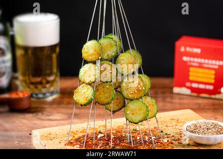 Concombre chaud et épicé grillé au charbon de bois, shashlik. Kebab. Banque D'Images