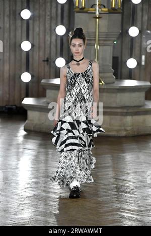 Un mannequin marche sur la piste au défilé Edward Crutchley lors du défilé de mode Spring Summer 2024 Collections Fashion Show à London Fashion week à Londres, Royaume-Uni, le 15 2023 septembre. (Photo de Jonas Gustavsson/Sipa USA) Banque D'Images