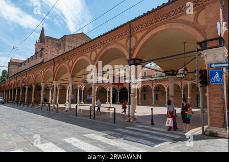 Quadriportico di Santa Maria dei servi sur la via Guerrazzi avec la Basilica di Santa Maria dei servi à Bologne dans la région Emilie-Romagne du Nord Banque D'Images