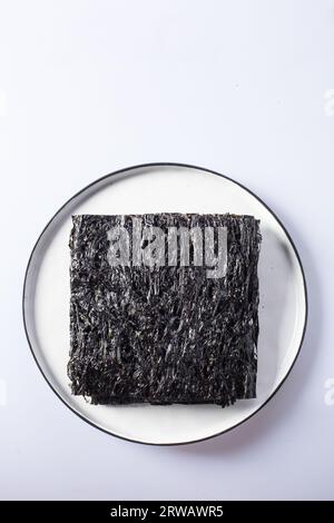 Feuilles de nori. Algues séchées croquantes. cuisine traditionnelle chinoise, lave séchée Banque D'Images
