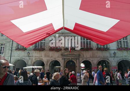 LAUSANNE, SUISSE - 5 AOÛT 2023 : personnes sous le drapeau suisse devant l'hôtel de ville historique Banque D'Images