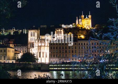 Vue nocturne sur la Saône vers la vieille ville de Lyon et les 2 cathédrales, Saint Jean Baptiste et Basilique Saint Jean Baptiste. Banque D'Images