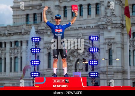 Madrid, Espagne. 17 septembre 2023. Kaden Groves (Alpecin Deceuninck) remporte la 21e étape de la course cycliste espagnole la Vuelta sur le podium de la Plaza de Cibeles. Crédit : SOPA Images Limited/Alamy Live News Banque D'Images