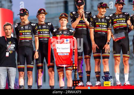 Madrid, Espagne. 17 septembre 2023. Le Jumbo Visma Team (de G à D) Wilco Kelderman, Robert Gesink, Jonas Vingegaard (qui arbore un maillot en hommage au cycliste Nathan Van Hooydonck), Dylan Van Baarle, Jan Tratnik, Sepp Kuss, est récompensé comme meilleure équipe de la course cycliste espagnole la Vuelta à la Plaza de Cibeles. Crédit : SOPA Images Limited/Alamy Live News Banque D'Images