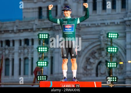 Madrid, Espagne. 17 septembre 2023. Kaden Groves (Alpecin Deceuninck) reçoit le maillot vert en tant que cycliste ayant marqué le plus de points de la course cycliste espagnole la Vuelta sur le podium de la Plaza de Cibeles. Crédit : SOPA Images Limited/Alamy Live News Banque D'Images