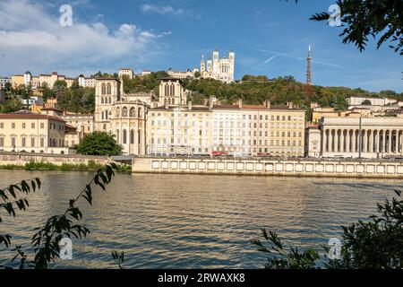 Vues sur la Saône vers la vieille ville de Lyon et les 2 cathédrales, Saint Jean Baptiste et Basilique Saint Jean Baptiste. Banque D'Images