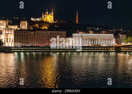 Vue nocturne sur la Saône vers la vieille ville de Lyon et les 2 cathédrales, Saint Jean Baptiste et Basilique Saint Jean Baptiste. Banque D'Images