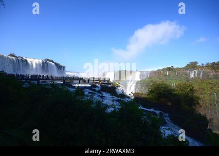 Touristes aux chutes d'Iguazu, l'une des grandes merveilles naturelles du monde, à la frontière du Brésil et de l'Argentine. Vue panoramique Banque D'Images