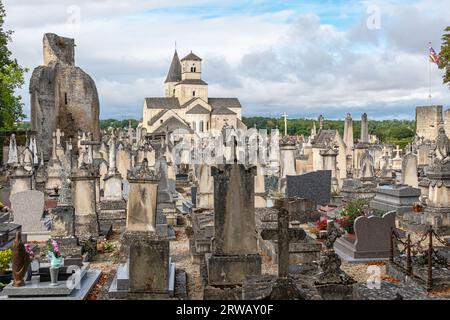 Le cimetière de l'église Saint-Vorles et les ruines de la Tour de Gissey sous un ciel orageux à Châtillon sur Seine, Bourgogne-Franche-Comté, France. Banque D'Images