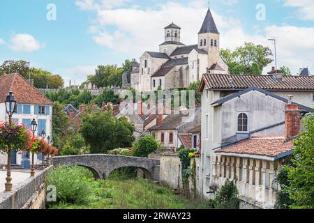 Pont du perthuis et église Saint-Vorles à Châtillon-sur-Seine, dans le département de la Côte-Dor en France. Banque D'Images