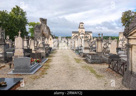 Le cimetière de l'église Saint-Vorles sous un ciel orageux à Châtillon sur Seine, Bourgogne-Franche-Comté, France. Banque D'Images