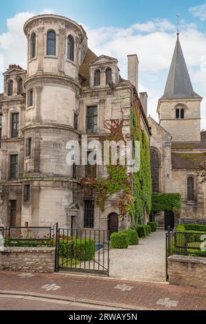 Une maison de ville romane à Châtillon-sur-seine, actuellement utilisée comme office de tourisme, France. Banque D'Images