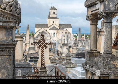 Le cimetière de l'église Saint-Vorles sous un ciel orageux à Châtillon sur Seine, Bourgogne-Franche-Comté, France. Banque D'Images
