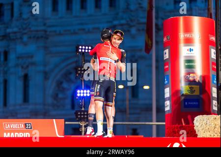 Primoz Roglic (Jumbo-Visma) et Sepp Kuss (Jumbo-Visma) lors de la cérémonie de remise des prix de la course cycliste espagnole la Vuelta sur la Plaza de Cibeles. (Photo Alberto Gardin / SOPA Images/Sipa USA) Banque D'Images