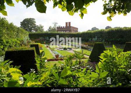 L'un des jardins de l'étang du palais de Hampton court. Jardins en contrebas de style néerlandais formel, ils sont situés à côté du jardin privé. Londres Royaume-Uni (135) Banque D'Images