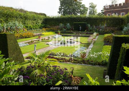 L'un des jardins de l'étang du palais de Hampton court. Jardins en contrebas de style néerlandais formel, ils sont situés à côté du jardin privé. Londres Royaume-Uni (135) Banque D'Images