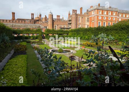 L'un des jardins de l'étang du palais de Hampton court. Jardins en contrebas de style néerlandais formel, ils sont situés à côté du jardin privé. Londres Royaume-Uni (135) Banque D'Images