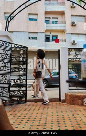 Jeune femme marocaine dans la rue Banque D'Images