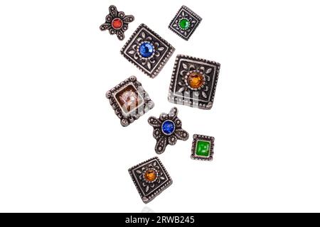bijoux anciens isolés sur fond blanc Banque D'Images