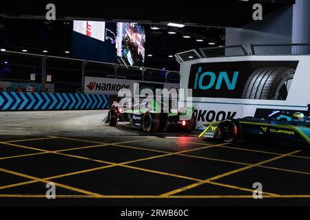 EnVision & ABT Cupra dans le dernier virage de l'E-Prix de Londres 2023. Banque D'Images