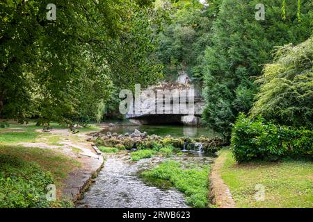 La source de la rivière Douix à Châtillon-sur-Seine, France. Banque D'Images