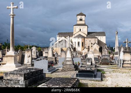 Le cimetière de l'église Saint-Vorles et les ruines de la Tour de Gissey sous un ciel orageux à Châtillon sur Seine, Bourgogne-Franche-Comté, France. Banque D'Images
