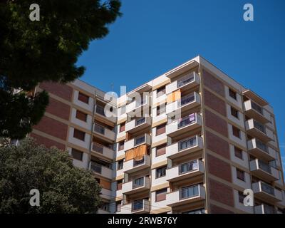 Un immeuble dans la ville de Platja d'Aro, Catalogne, Espagne. Banque D'Images