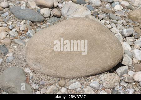Beau grand caillou de rivière dans le sable Banque D'Images