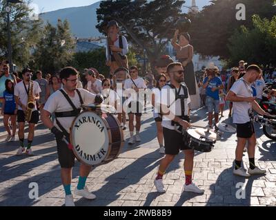 Un festival de rue dans la ville de Cadaques, en Catalogne, Espagne. Banque D'Images