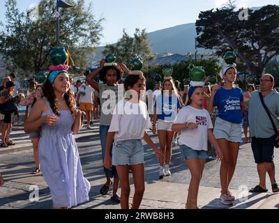 Un festival de rue dans la ville de Cadaques, en Catalogne, Espagne. Banque D'Images