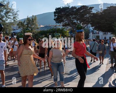 Un festival de rue dans la ville de Cadaques, en Catalogne, Espagne. Banque D'Images