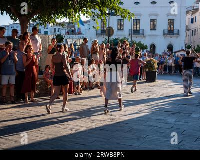 Un festival de rue dans la ville de Cadaques, en Catalogne, Espagne. Banque D'Images