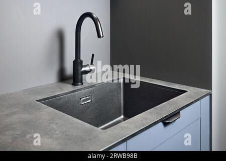 Robinet de cuisine à filtre à eau à poignée unique pour osmose inverse ou système de filtration d'eau intégré au comptoir HPL laminé haute pression compact Banque D'Images