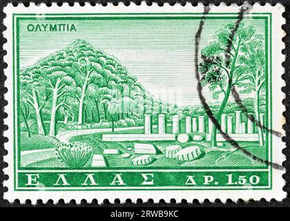 Timbre-poste annulé imprimé par la Grèce, qui montre l'ancienne Olympie, vers 1961. Banque D'Images
