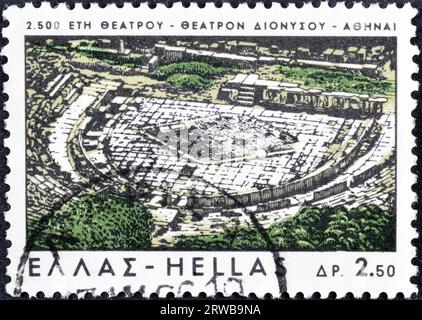 Timbre-poste annulé imprimé par la Grèce, qui montre le théâtre Dionyssos, Athènes, 2500 anniversaire du théâtre grec, vers 1966. Banque D'Images