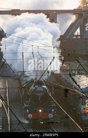 Ancien et plus récent. Train à vapeur LMS Jubilee Class 5596 Bahamas se dirige vers l'ouest de Londres, en passant devant un train électrique de classe 387 en direction de l'est. Ealing, Londres Banque D'Images