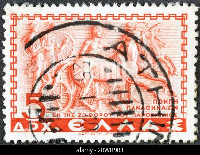 Timbre postal annulé imprimé par la Grèce, qui montre la procession panathénaïque, vers 1937. Banque D'Images