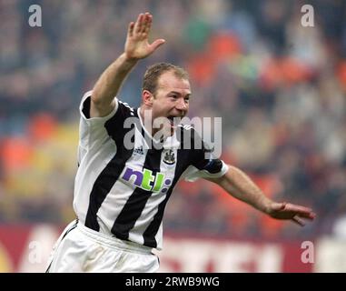 Photo du 11-03-2003 d'Alan Shearer de Newcastle célèbre son 2e but contre Inter Millan. Newcastle revient en phase de groupes de la Ligue des Champions pour la première fois en deux décennies mardi soir. Date de parution : lundi 18 septembre 2023. Banque D'Images