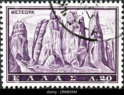 Timbre-poste annulé imprimé par la Grèce, qui montre les monastères des Météores, vers 1961. Banque D'Images