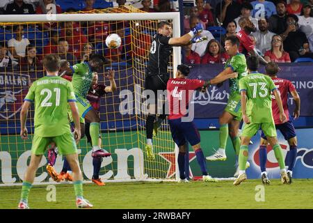 Frisco, États-Unis. 16 septembre 2023. Frisco, Texas, États-Unis : les joueurs vont après le ballon lors du match de MLS entre le FC Dallas et le Seattle Sounders FC joué au Toyota Stadium le samedi 16 septembre 2023. (Photo de Javier Vicencio/Eyepix Group/Sipa USA) crédit : SIPA USA/Alamy Live News Banque D'Images