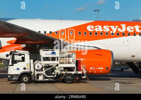 L'Airbus A319-111, numéro G-EZBF, exploité par Easyjet, se ravitaille à partir d'un réservoir souterrain sur l'aire de trafic de l'aéroport de Gatwick, Londres. ROYAUME-UNI. (135) Banque D'Images