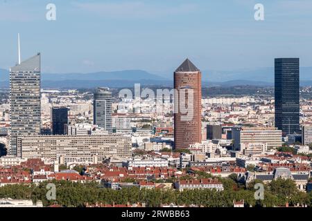 Vues sur Lyon vers le quartier d'affaires de la part-Dieu et au-delà vers les Alpes françaises. Banque D'Images